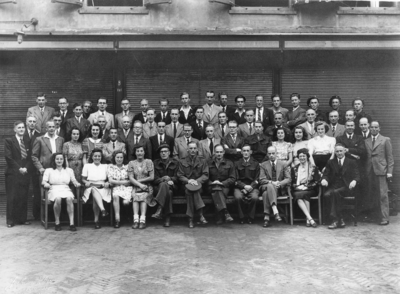 406895 Groepsportret van de leden van het Militair Gezag, district Utrecht Centrum, vermoedelijk bij de ...